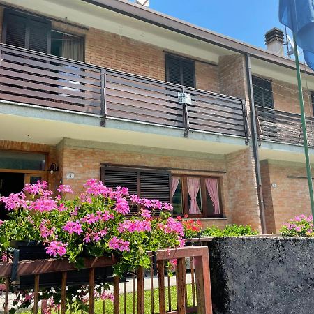 Casa A Schiera Fronte Lago Con Giardino Barcis Kültér fotó