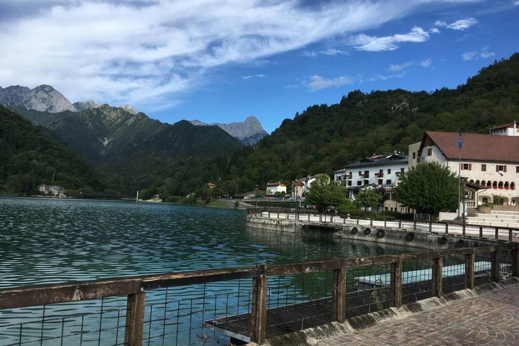 Casa A Schiera Fronte Lago Con Giardino Barcis Kültér fotó