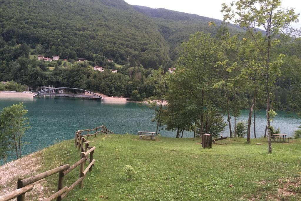 Casa A Schiera Fronte Lago Con Giardino Barcis Kültér fotó