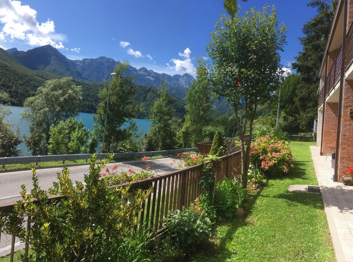Casa A Schiera Fronte Lago Con Giardino Barcis Kültér fotó